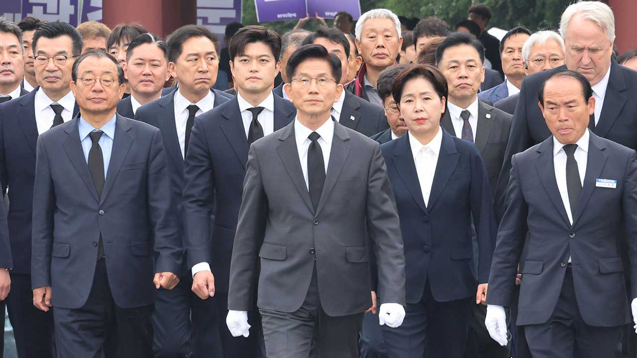 김문수, 5.18 민주묘지 참배‥방명록엔 '피로 쓴 민주주의'