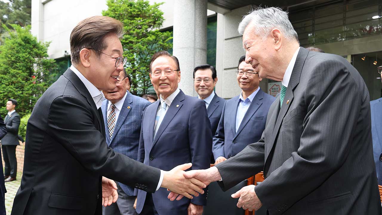 이재명, 대한노인회 찾아 "우리나라 성장에 어르신들이 큰 역할"