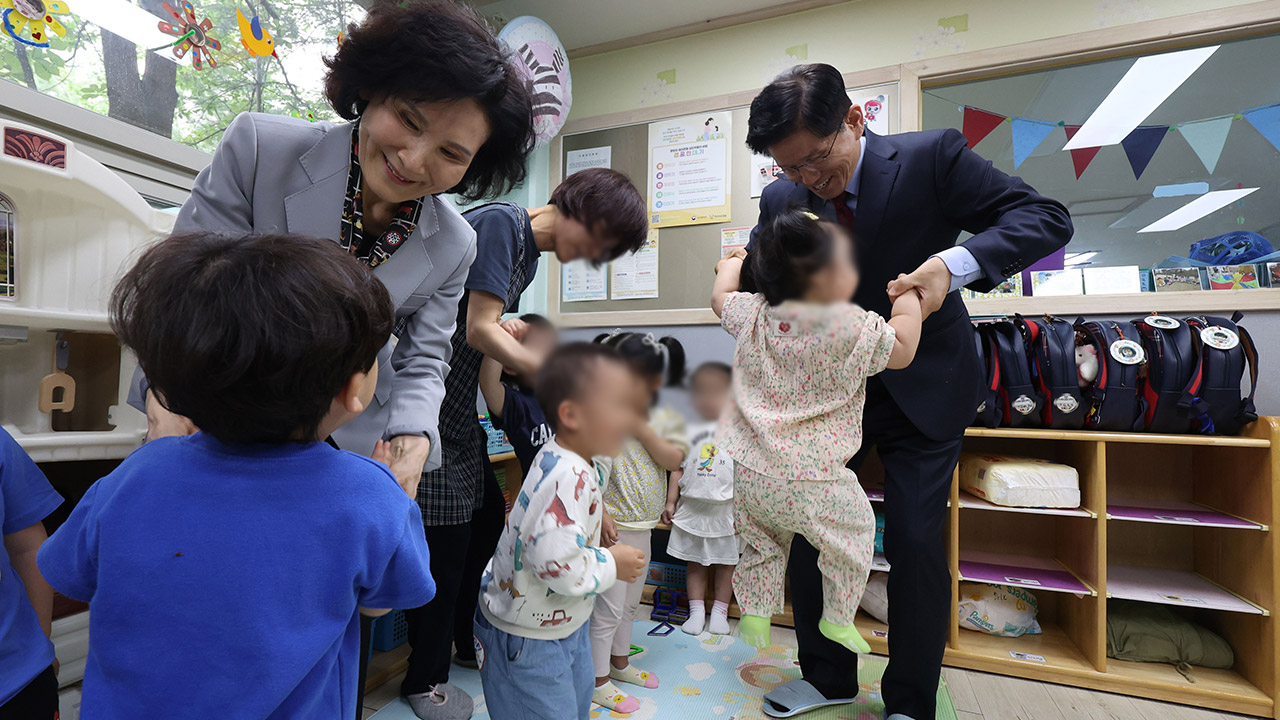 가족과 어린이집 찾은 김문수 "국가가 책임지고 아이 키워드릴 것"