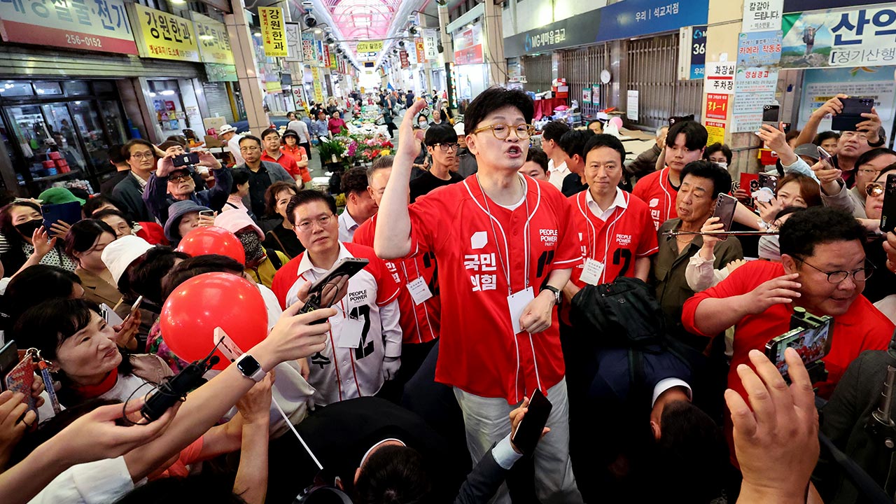 한동훈 "'부정선거론' 영화 관람 윤석열, 탈당 말고 민주당 가라"