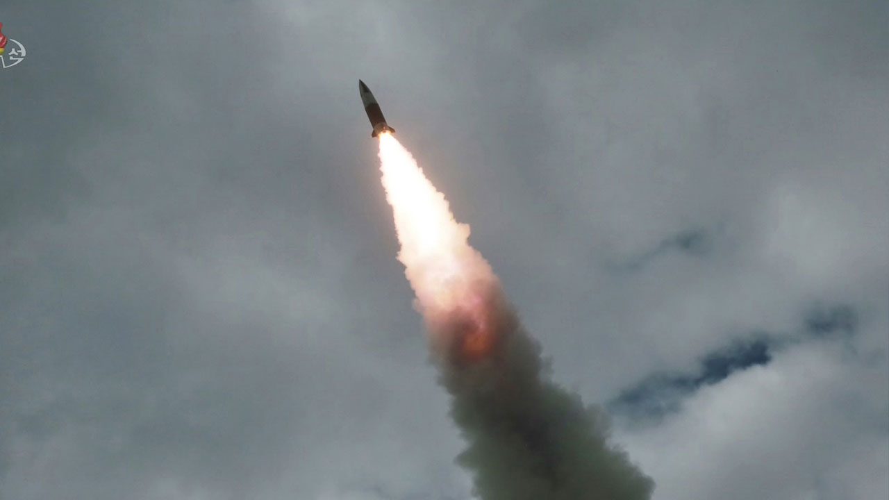 북한, 구축함 진수 실패 공개 직후 순항미사일 발사
