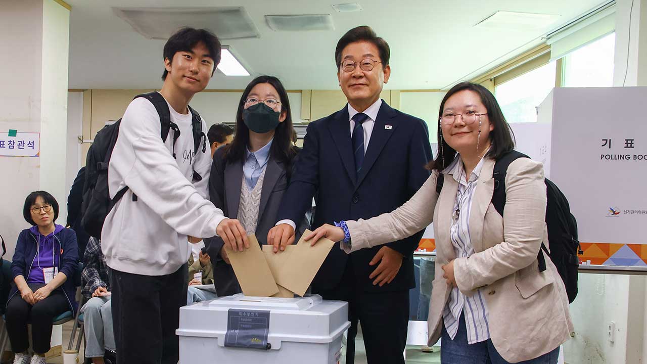 이재명, 서울 신촌서 대학생들과 사전투표‥"투표로 심판해달라"