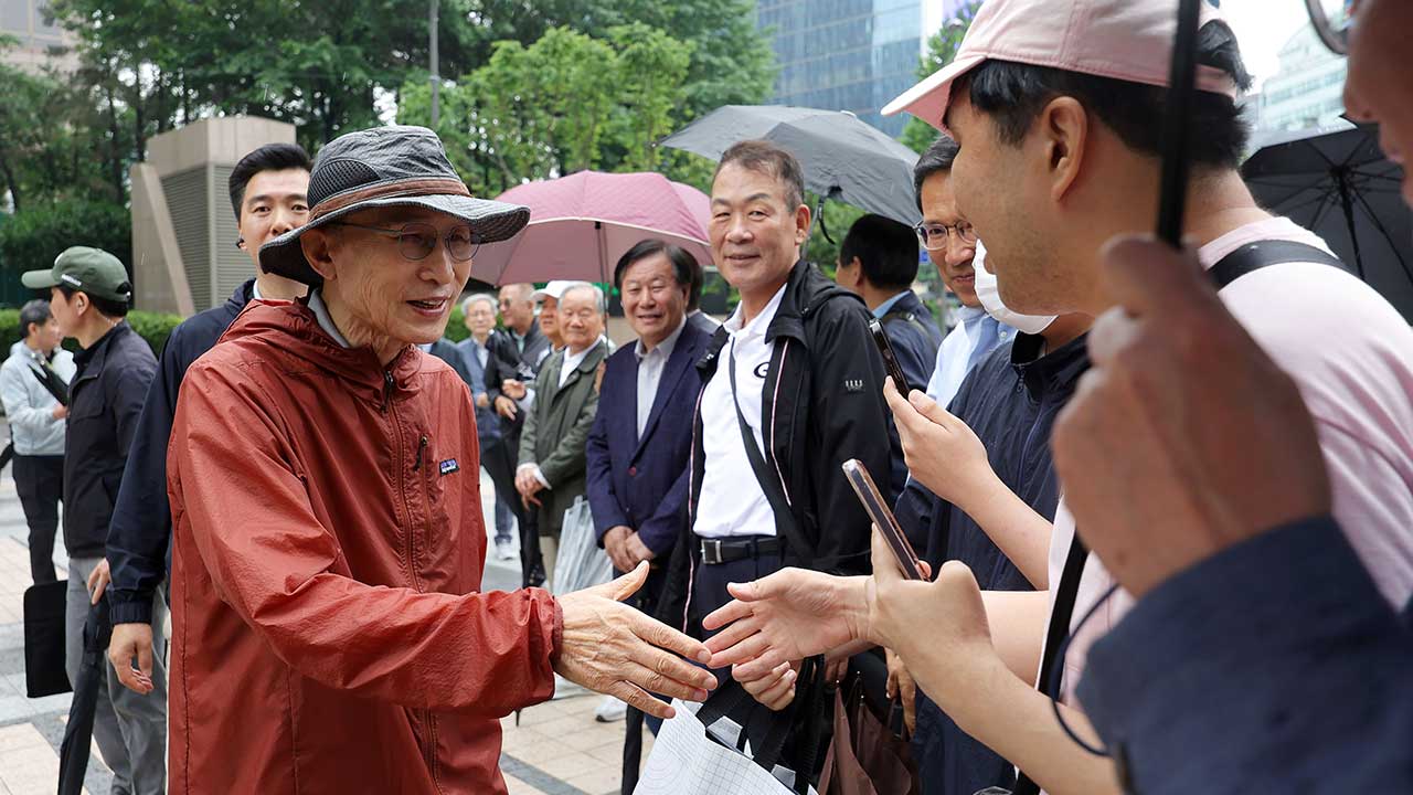 이명박, 청계천 찾아 "나라살림 잘할 지도자 나와야"‥김문수 지원