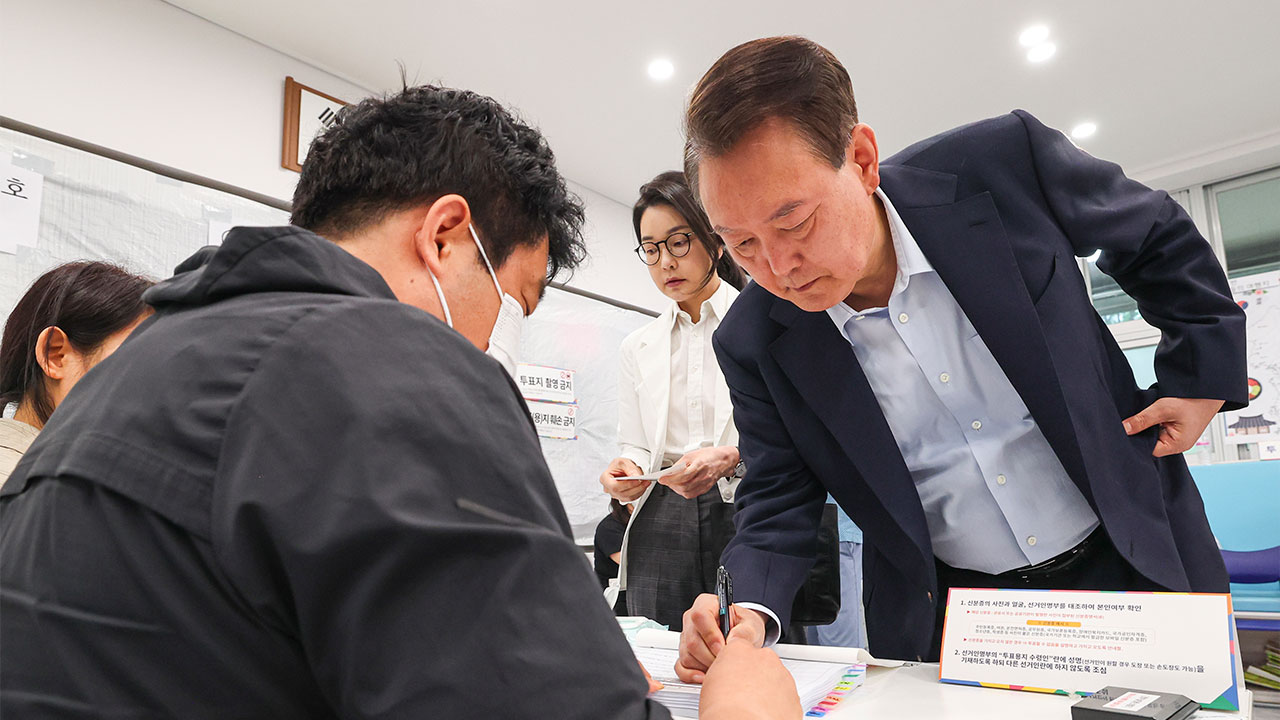 윤석열 전 대통령 부부, 서초구 사저 인근서 바카라사이트 홍보 승리바카라