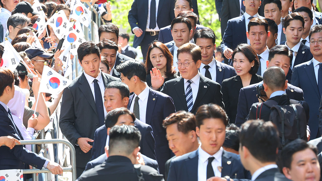 이재명 대통령 "국민이 주인인 나라, 국민과 함께 만들 것" 현충원 참배