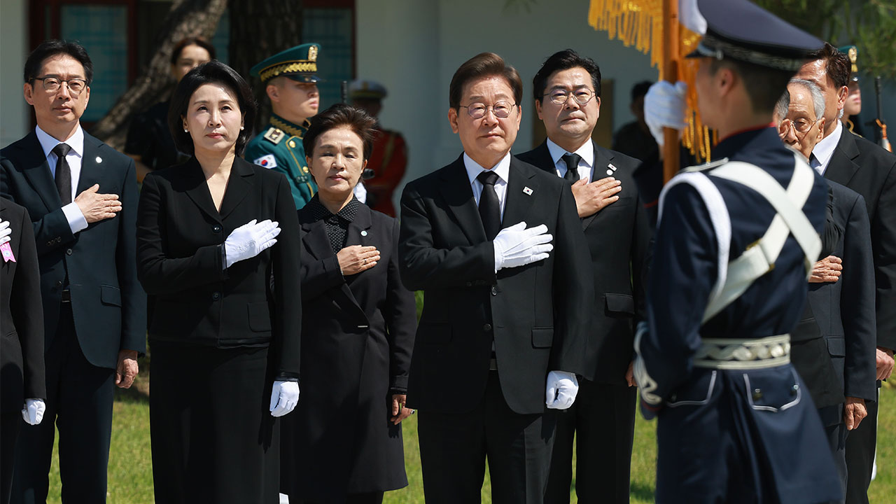 이재명 대통령 "국민이 주인인 나라, 국민과 함께 만들 것" 현충원 참배
