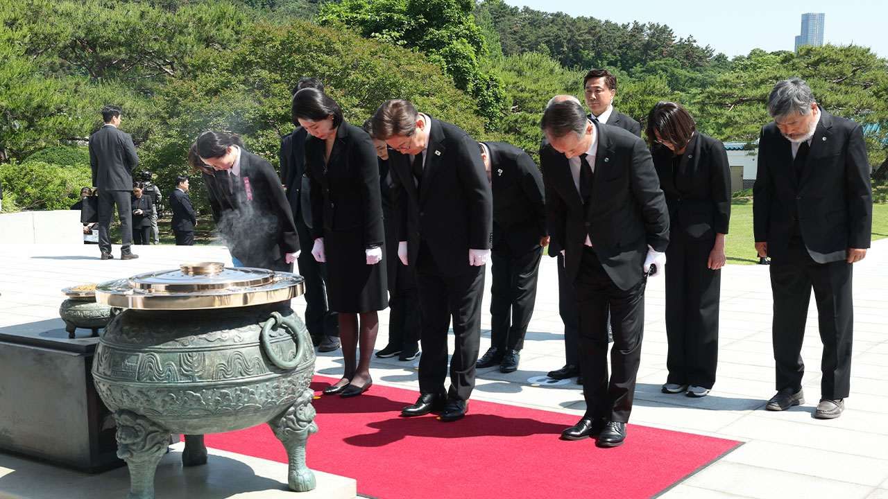 이재명 대통령 "국민이 주인인 나라, 국민과 함께 만들 것" 현충원 참배