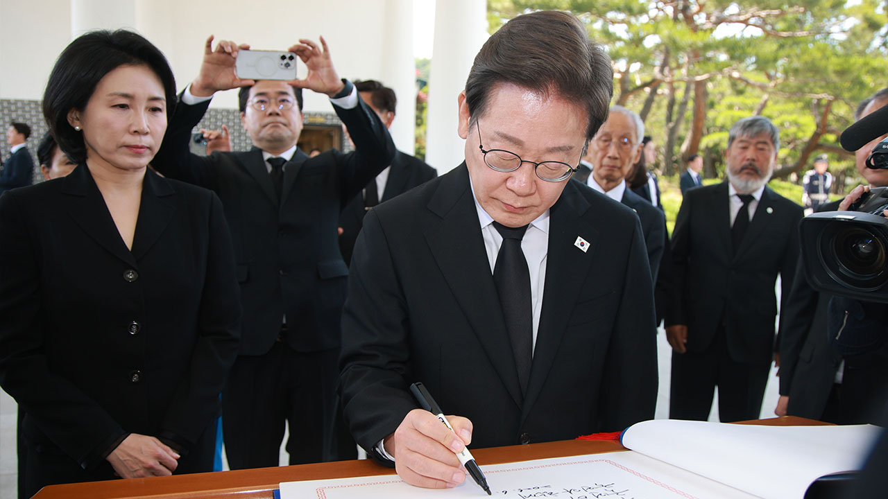 이재명 대통령 "국민이 주인인 나라, 국민과 함께 만들 것" 현충원 참배