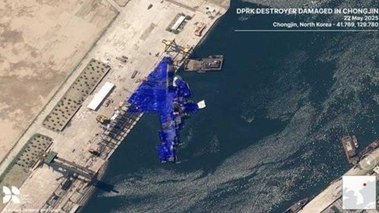 합참 "청진항서 좌초 북 구축함, 다시 세워져‥배수작업 중인 듯"