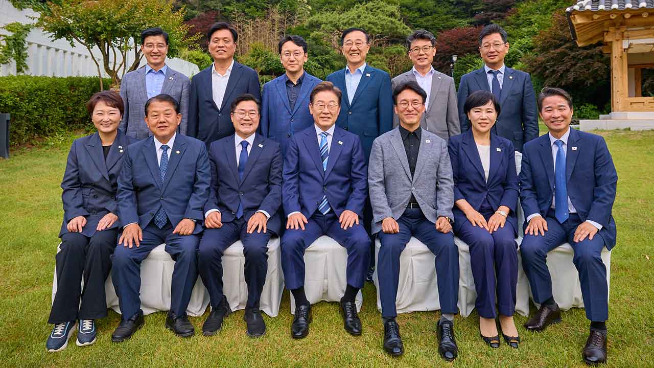 이재명, 민주당 1·2기 지도부 만찬 "국민의 삶이 실제로 나아져야"