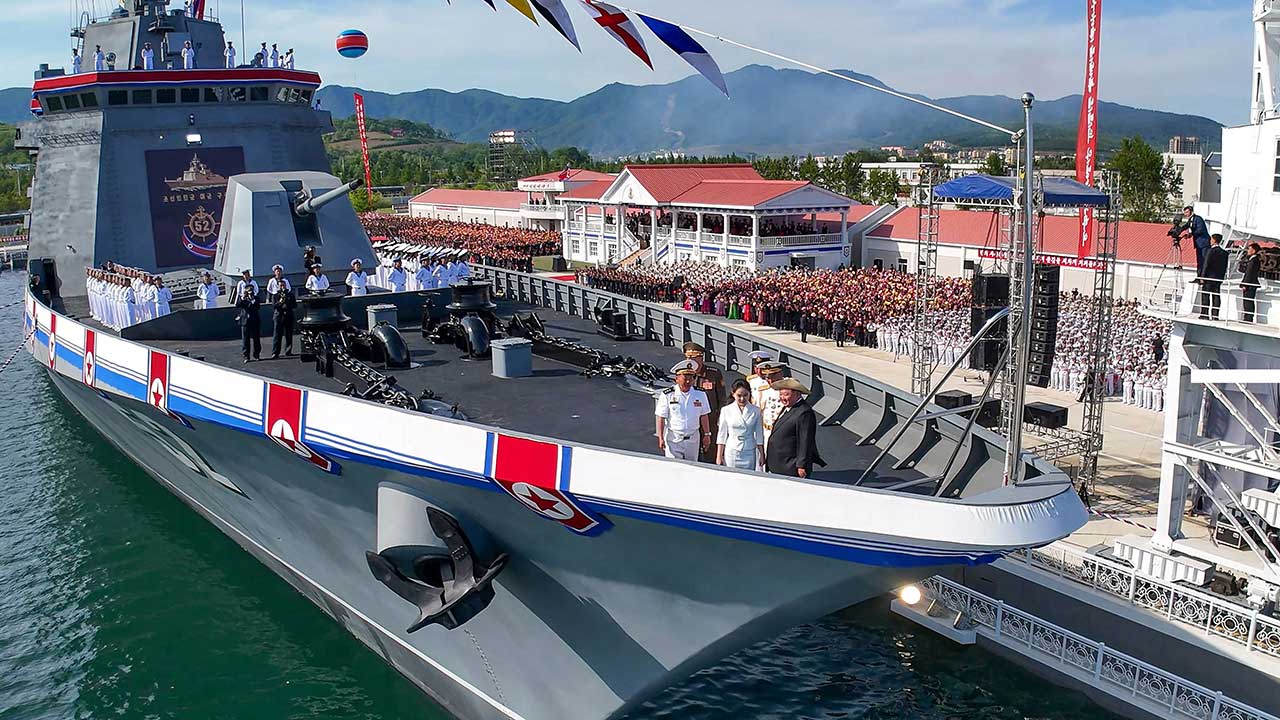 북한, 좌초했던 구축함 '강건호' 진수‥사고 23일만