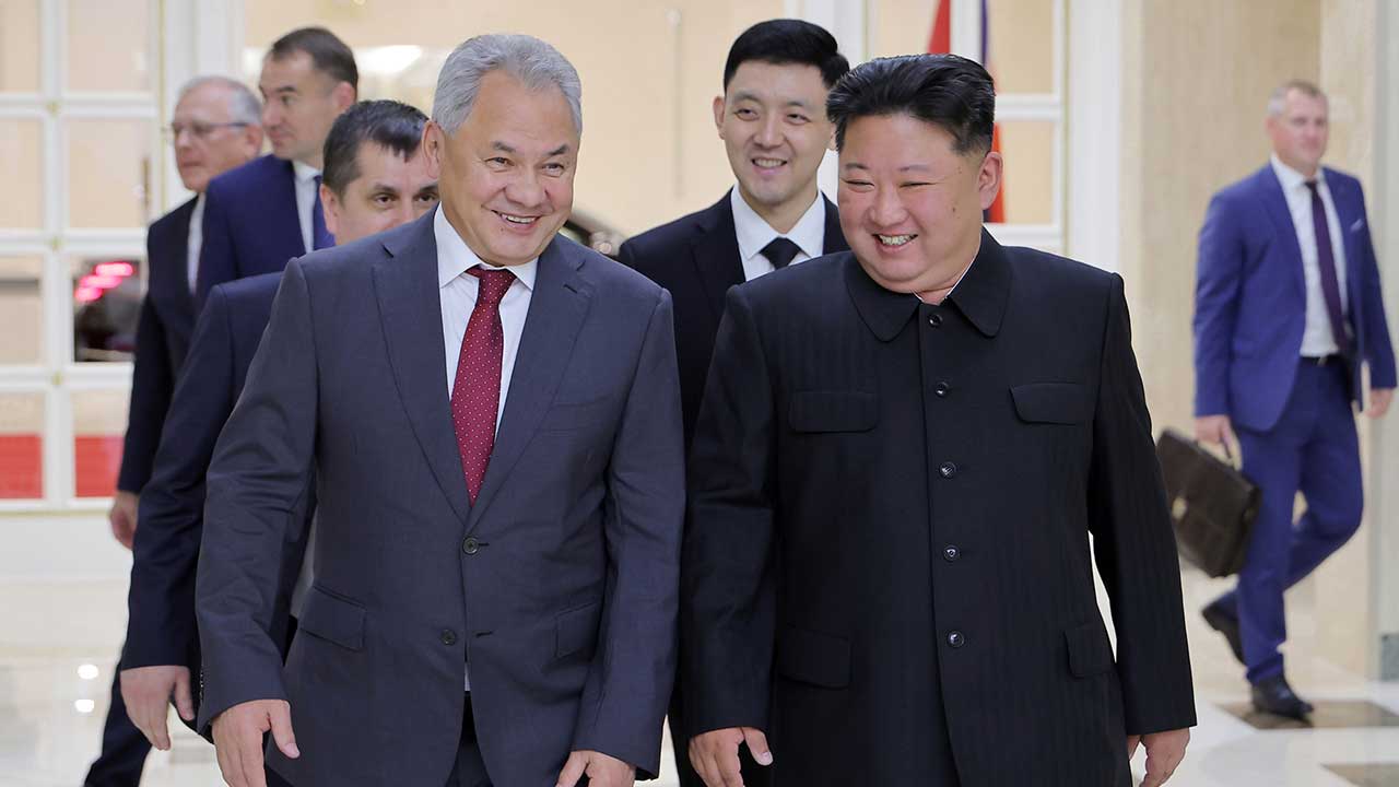 김정은, 러 쇼이구 만나 "北협조내용 확정·관련계획 수락"