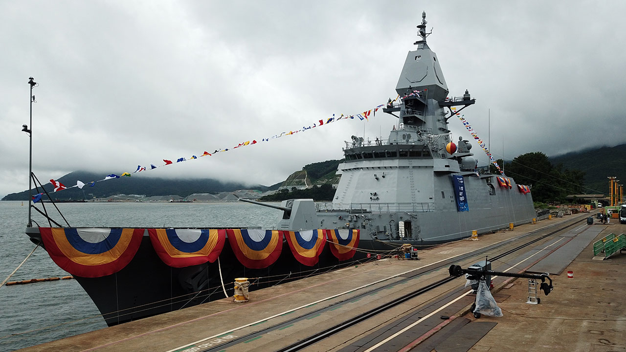 3천 6백톤급 호위함 '경북함' 진수식‥내년 6월 해군 인도