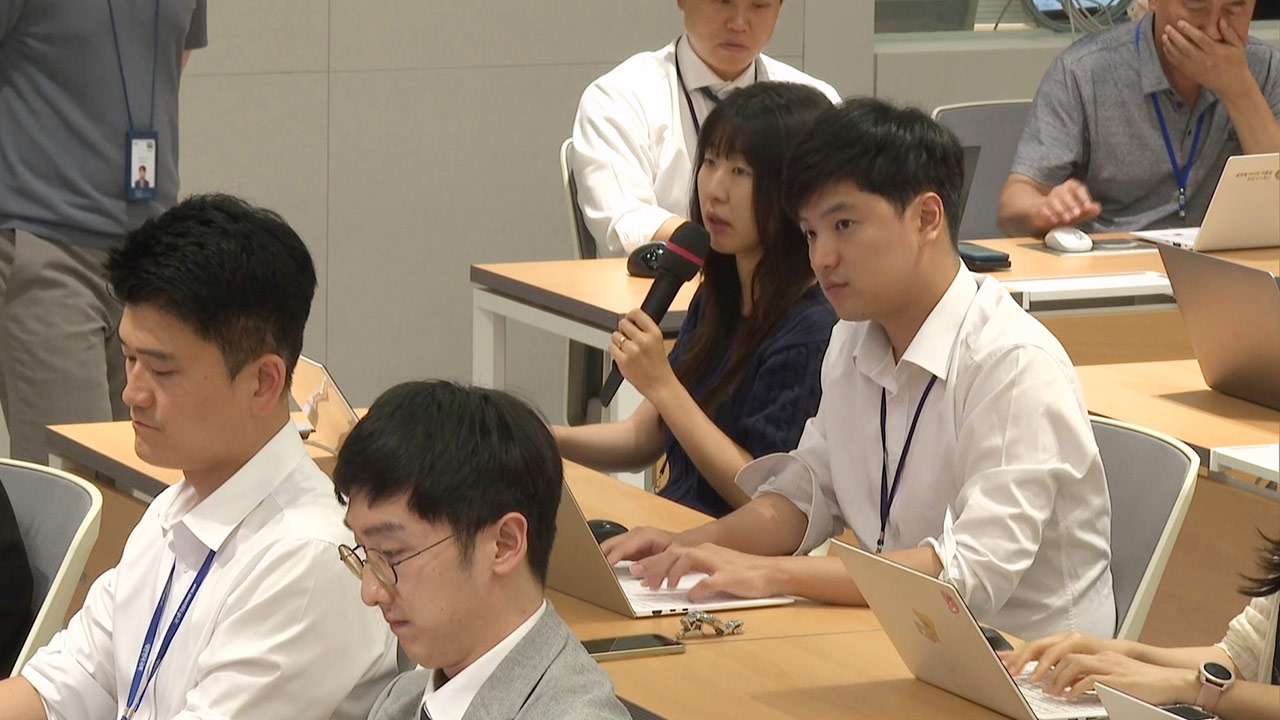 대통령실 브리핑 쌍방향 생중계 시작‥"백브리핑 실명 보도 가능"