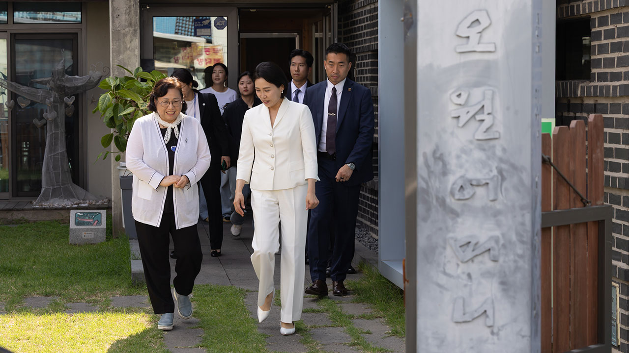 김혜경 여사, 광주 오월어머니집 찾아 비공개 면담