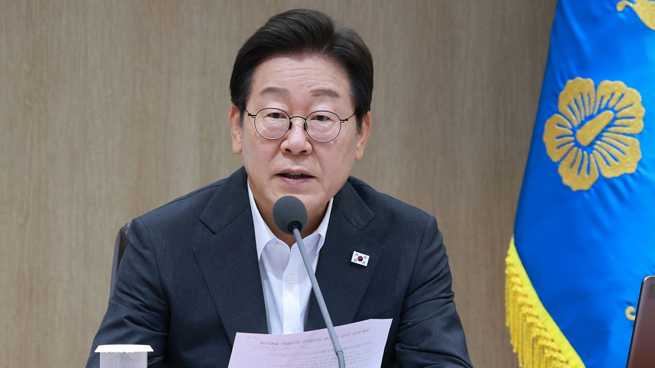 첫 방위산업의 날 맞아 대통령 "방위산업, 경제 새 성장동력"