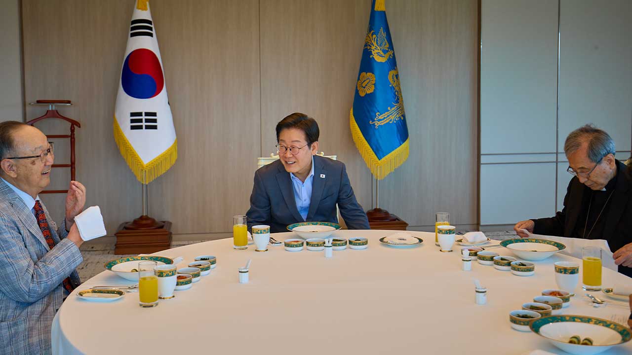 이재명 대통령, 원로 함세웅·백낙청 오찬‥"국민 뜻 받드는 국정운영"