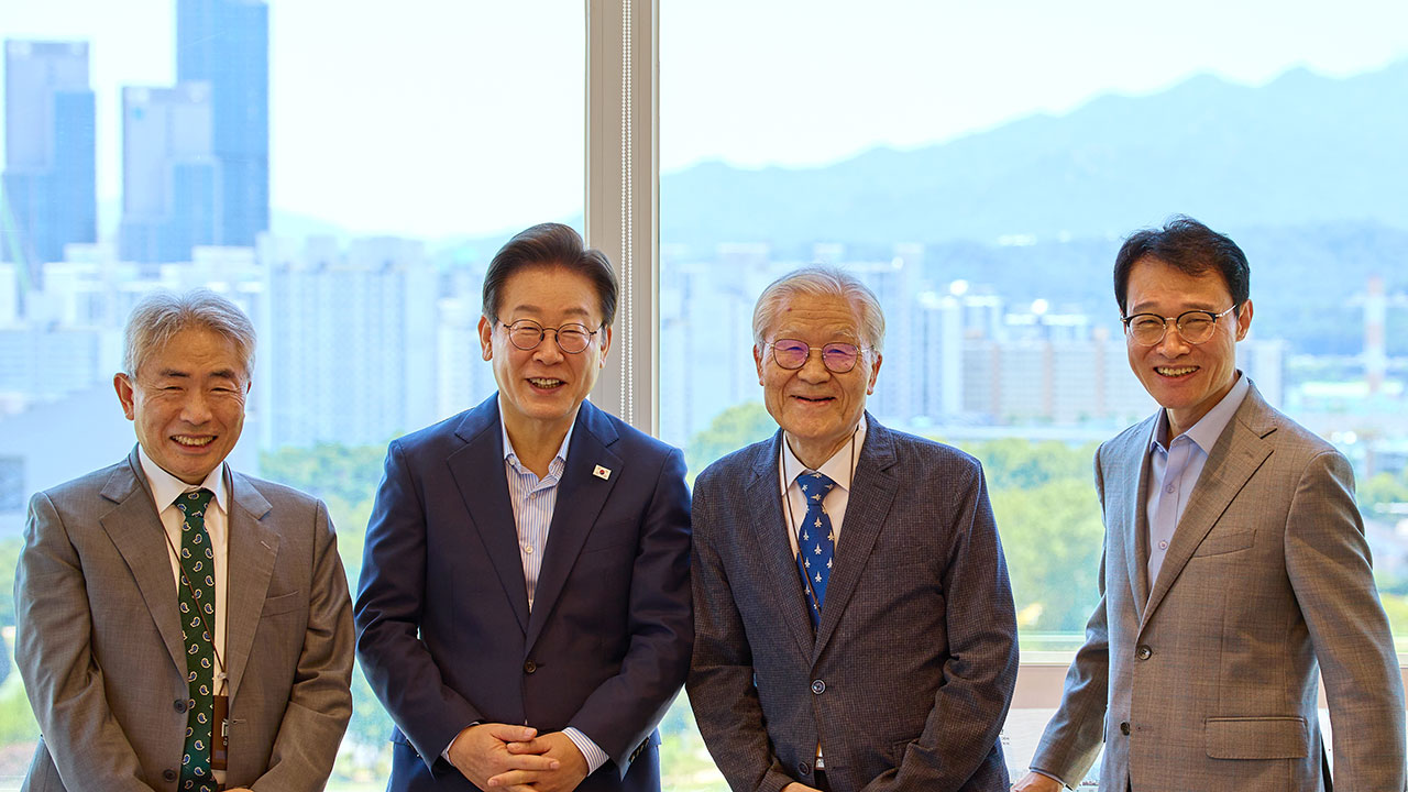 이 대통령, 보수 언론인과 2시간 대화‥'배짱 외교' 조언에 '모병제' 공감대까지