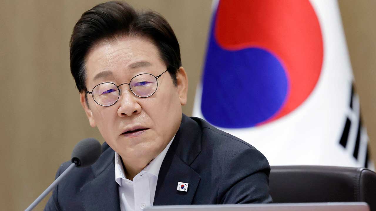 이 대통령, 재난 현장에서 "음주 가무 즐기는 정신 나간 공직자들 엄히 단속"