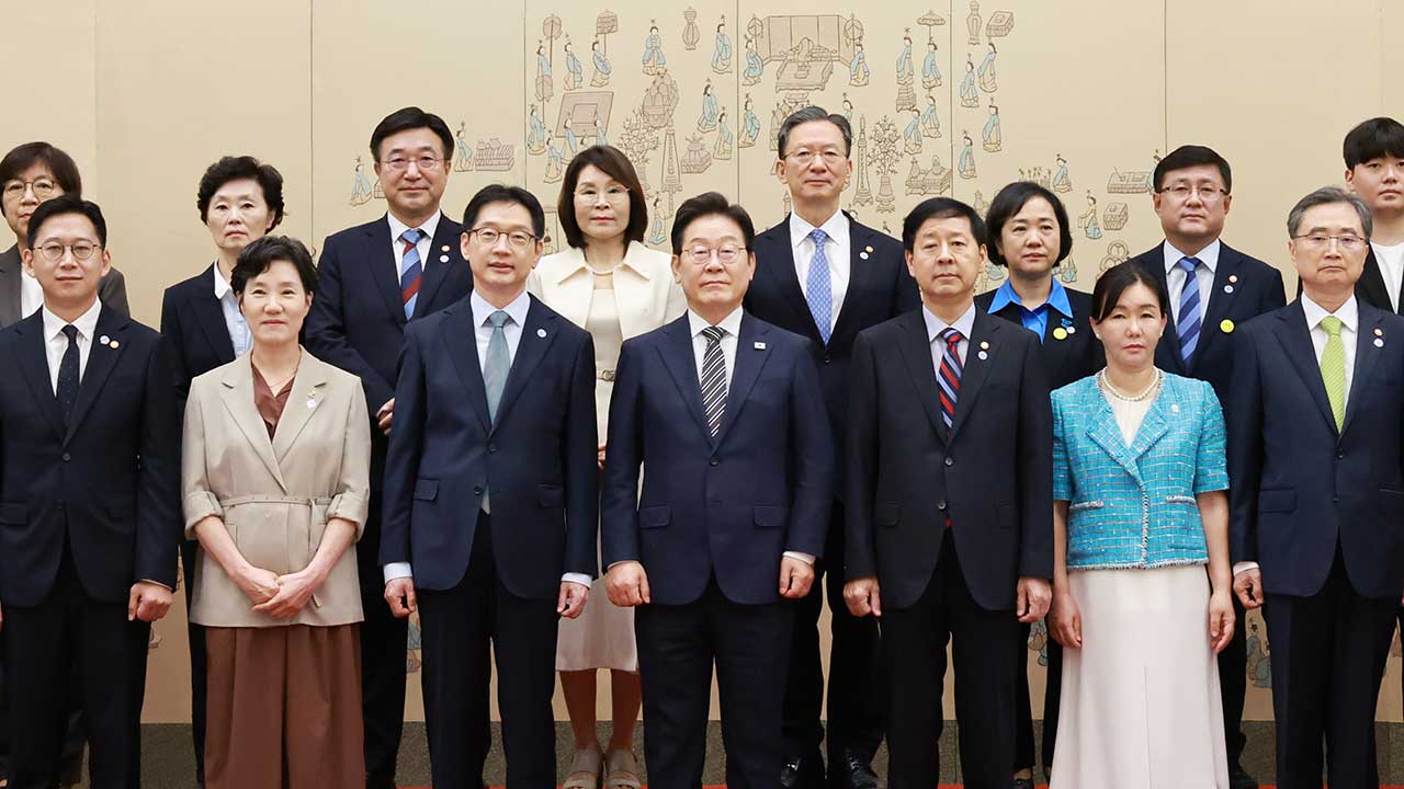 이 대통령, 신임 장관 8명·김경수 지방시대위원장에 임명장 수여