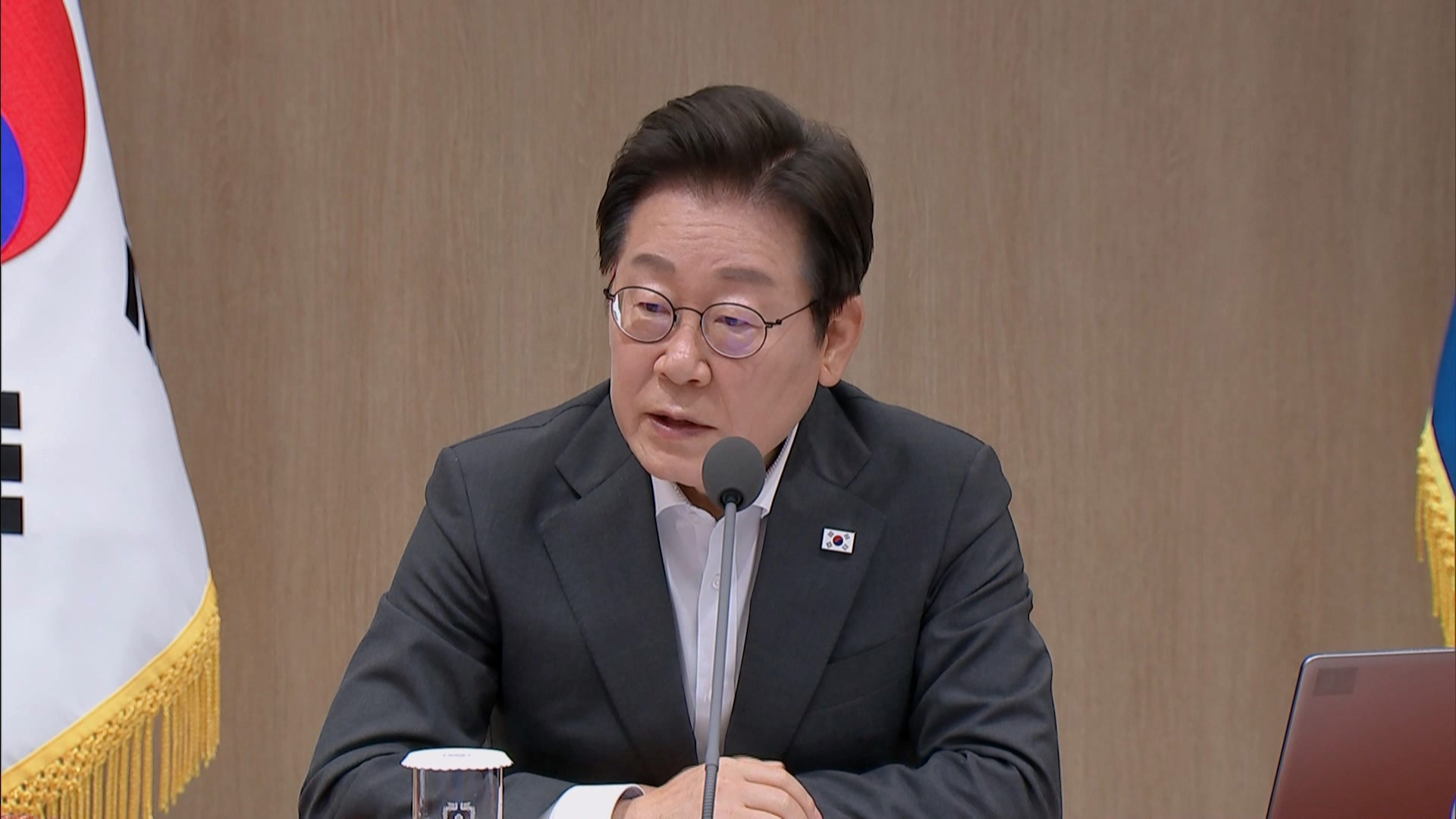 지게차로 외국인 노동자 묶고 들어올려‥이재명 대통령 "용납할 수 없는 폭력"