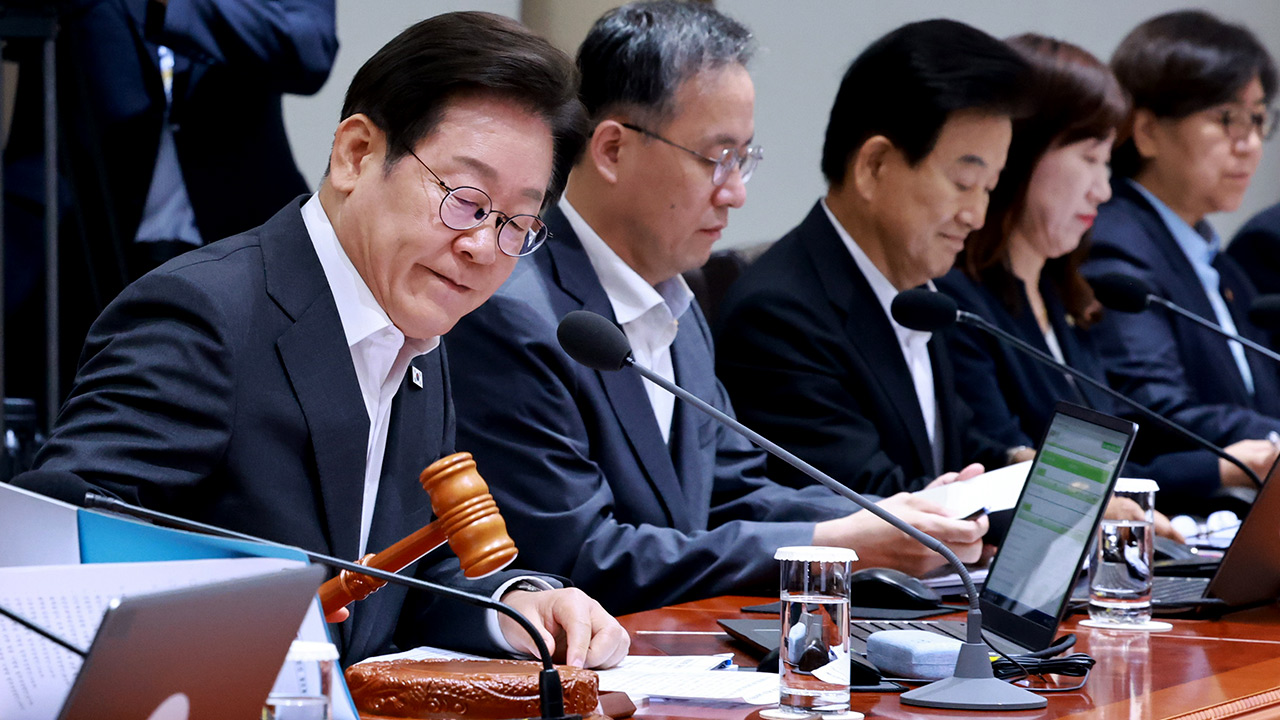 이 대통령, 국무회의 직전 '깜짝 생중계' 지시, "생중계 확대할 방침"