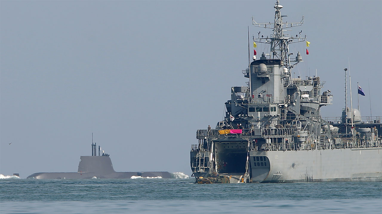 진해 입항 함정 화재 하루 걸려 완진‥"사고조사위 구성"