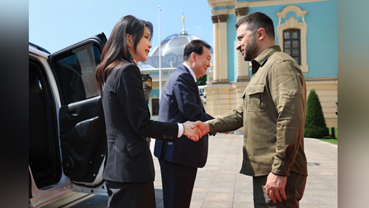 조국혁신당 "윤석열 부부 우크라 방문은 '불법 입국'"‥경찰 고발
