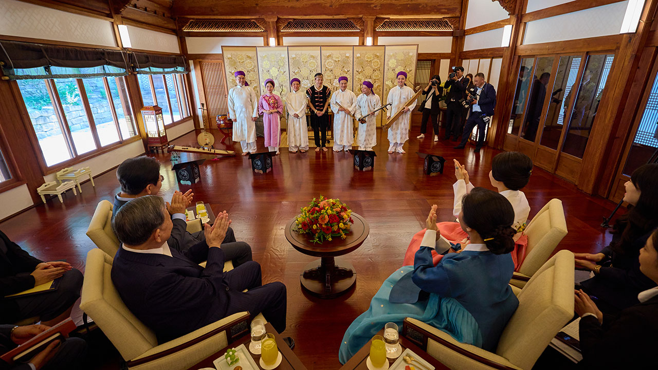 이재명 대통령, 베트남 서기장 내외와 상춘재에서 차담 및 전통공연 감상