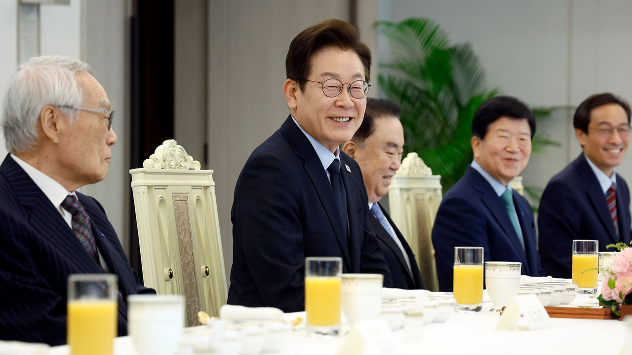 이 대통령, 여당 상임고문단 오찬 간담회‥"민주당 가치대로 새 나라 만들 것"