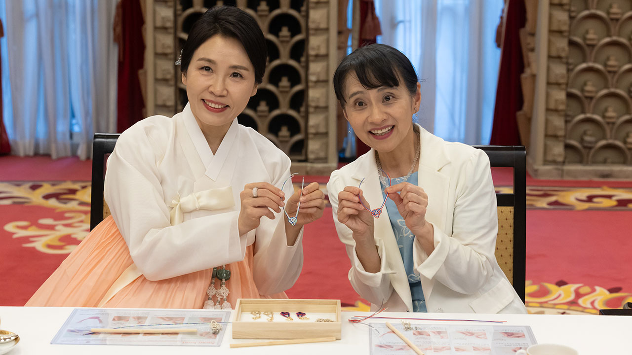 김혜경 여사, 시게로 요시코 여사와 함께 전통 매듭 체험