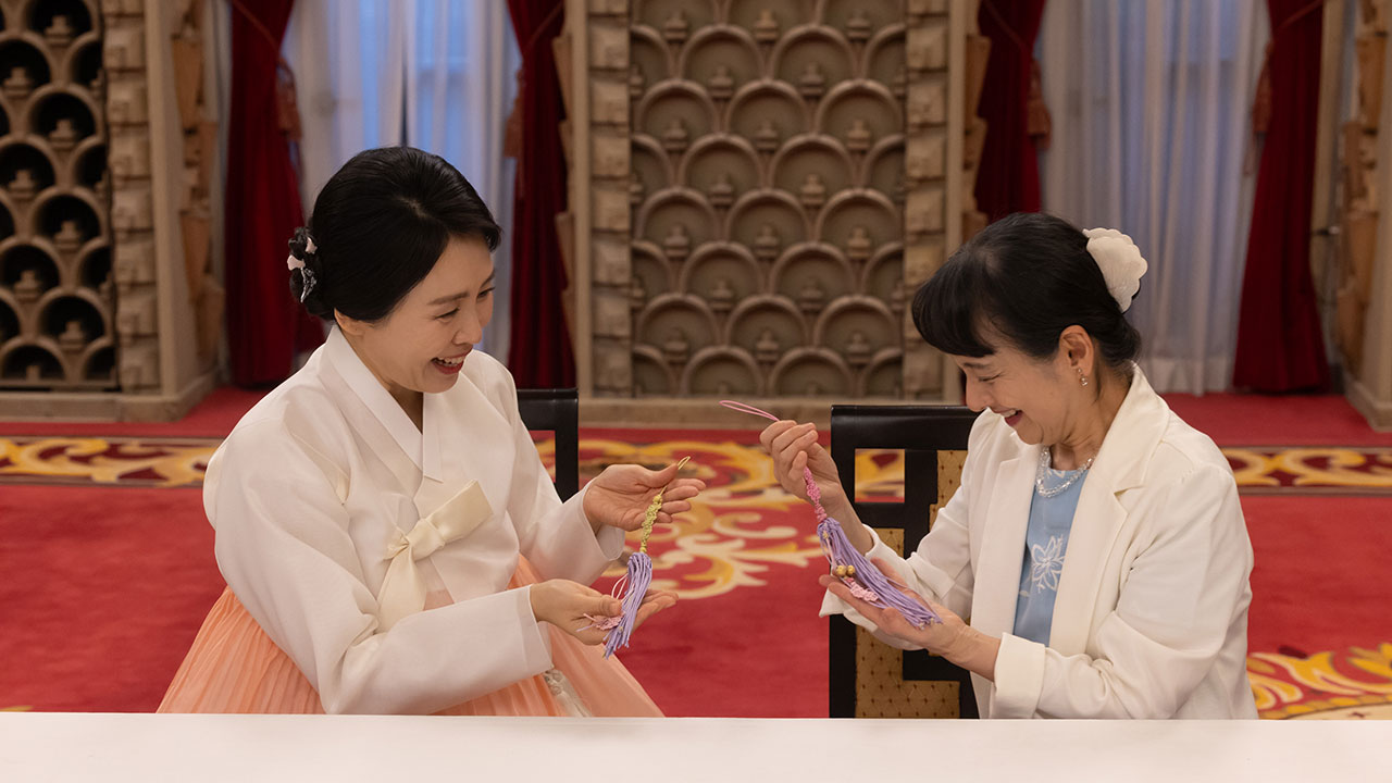 김혜경 여사, 시게로 요시코 여사와 함께 전통 매듭 체험