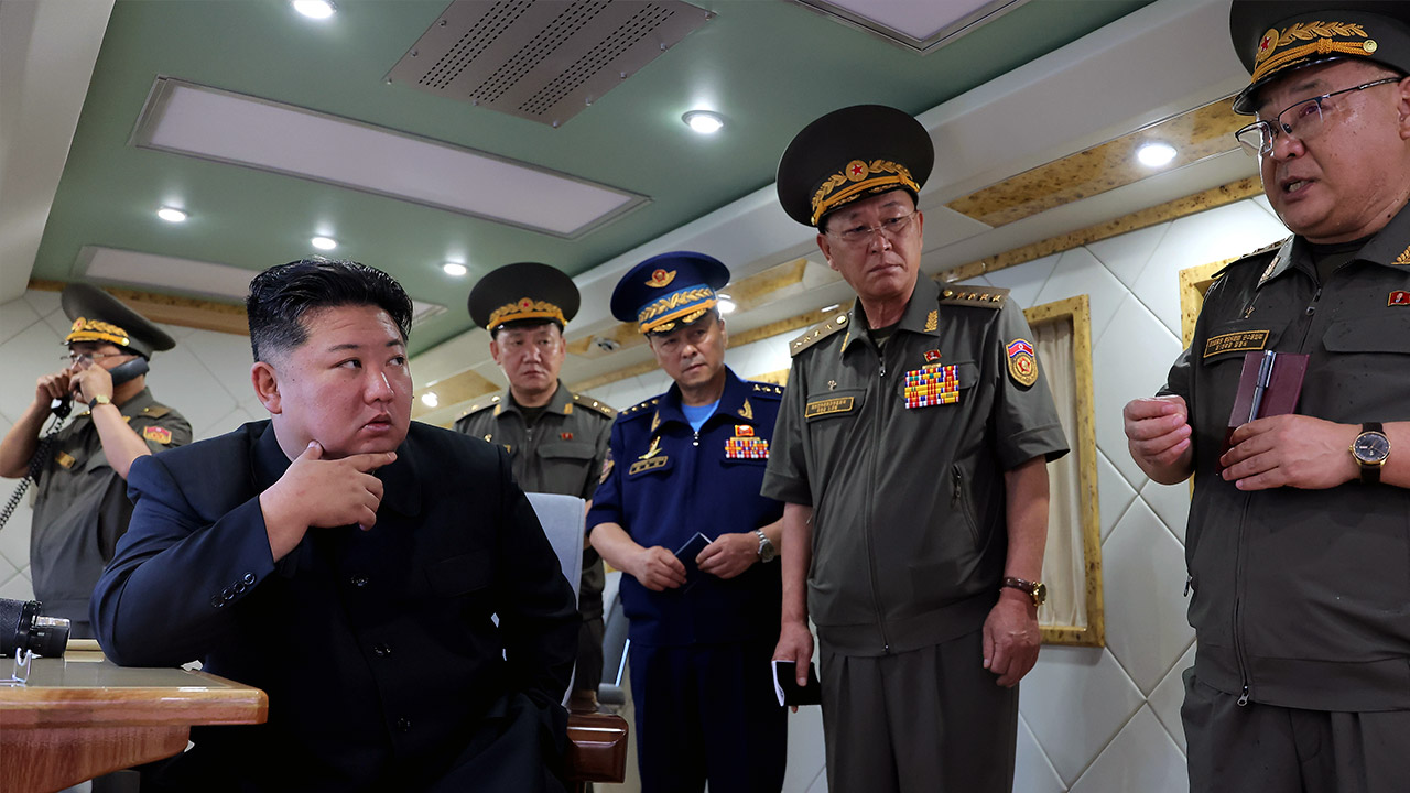 북한, 신형 지대공미사일 시험 사격‥김정은 참관