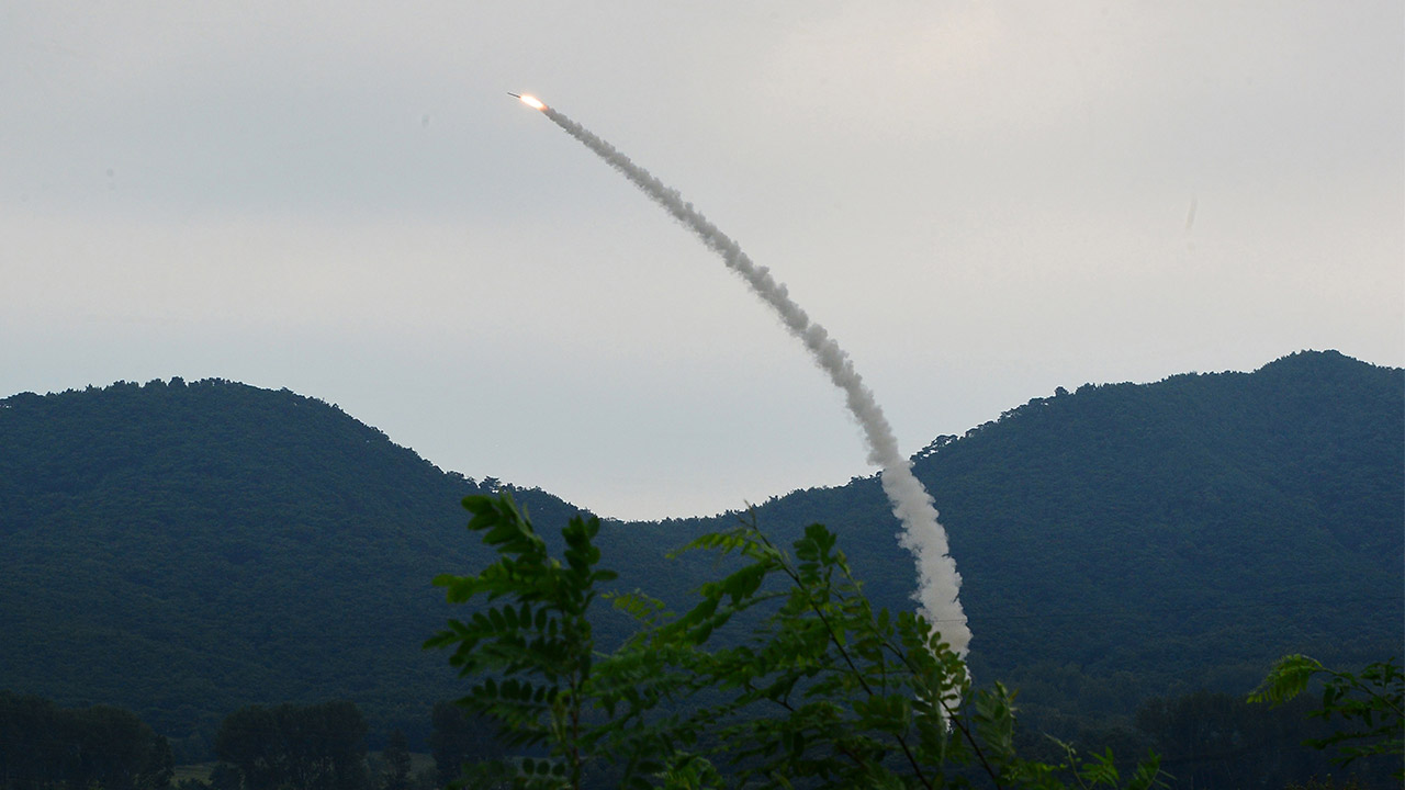 북한, 신형 지대공미사일 시험 사격‥김정은 참관