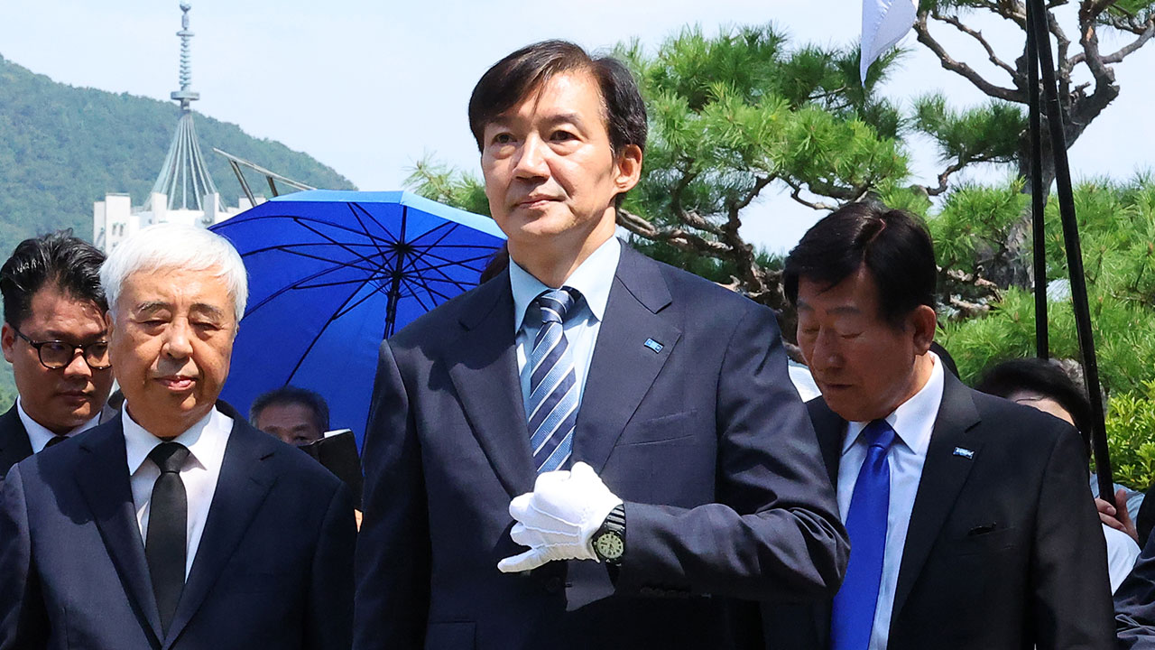 부산 민주공원 찾은 조국 "좌완투수 돼 이재명 정부 성공 도울 것"