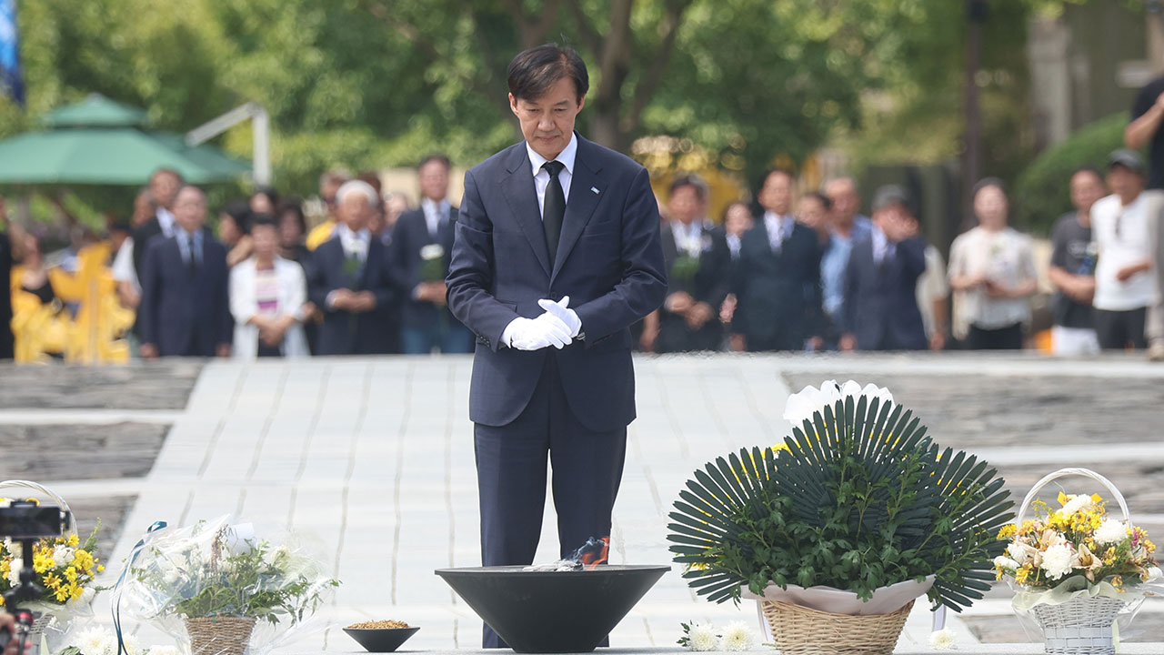 조국, 봉하마을 찾아 "지방선거 위한 행보 아냐‥인간 도리하는 것"