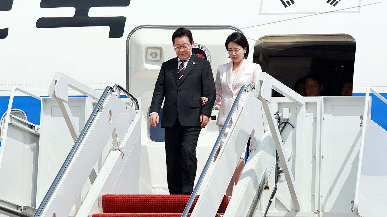 트럼프 대통령과의 '운명의 정상회담' 앞둔 이 대통령, 미국 도착