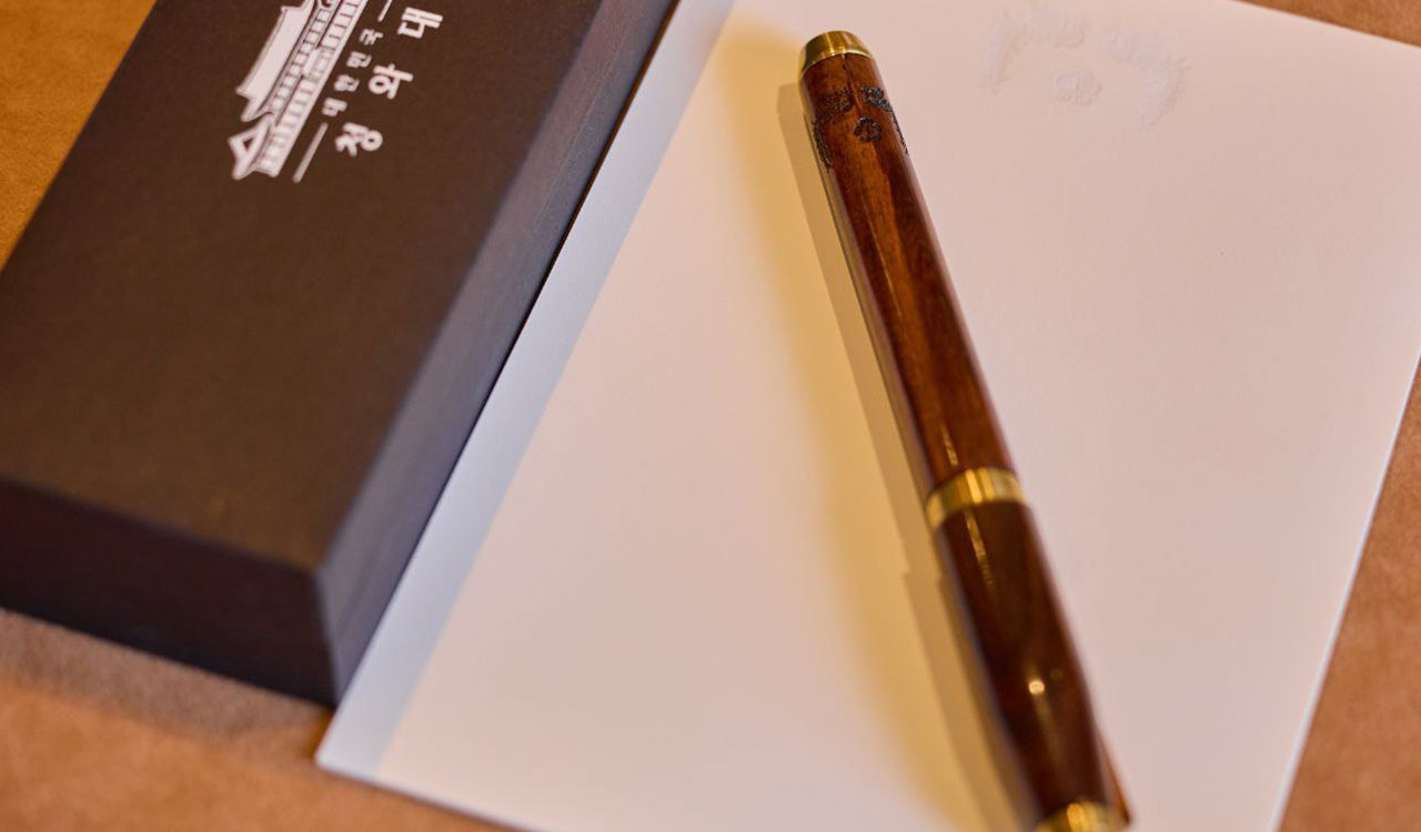 대통령실 "조선업 장인이 제작한 거북선, 맞춤형 퍼터 선물"