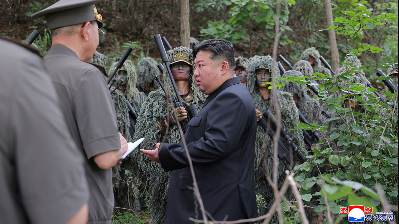 김정은, 저격훈련 참관‥"총참모부 직속 저격수양성소 설치"