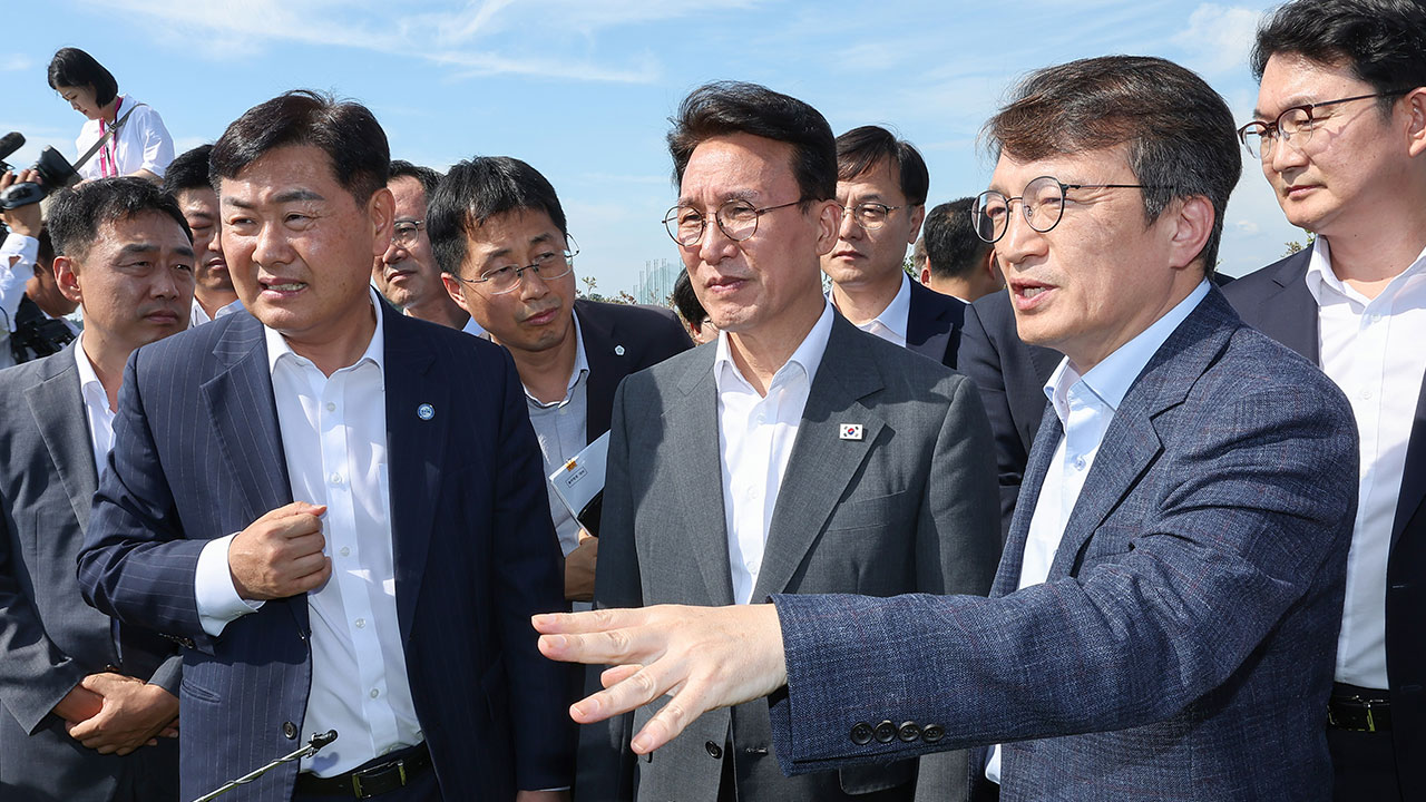 김민석 총리 "새만금, 자연과 조화 이루는 지속가능성장 사례 되길"