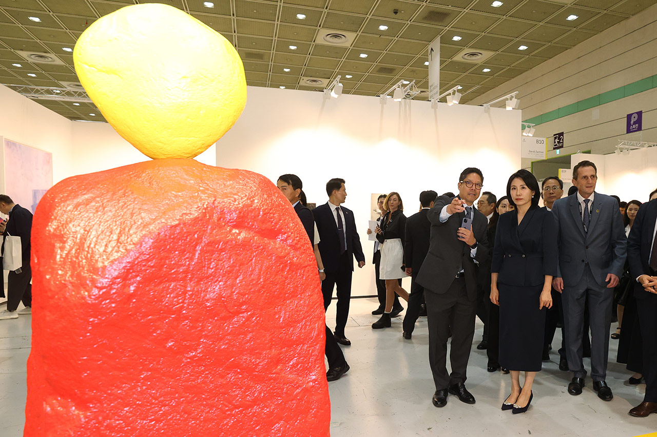 김혜경 여사, 아시아 최대 미술 축제 참석‥"한국적인 게 세계적인 것"