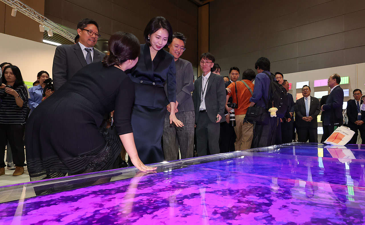 김혜경 여사, 아시아 최대 미술 축제 참석‥"한국적인 게 세계적인 것"
