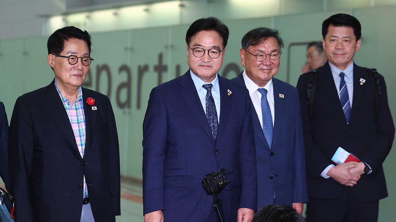 우원식, 중국 전승절 행사장서 김정은 위원장과 '악수 후 대화'