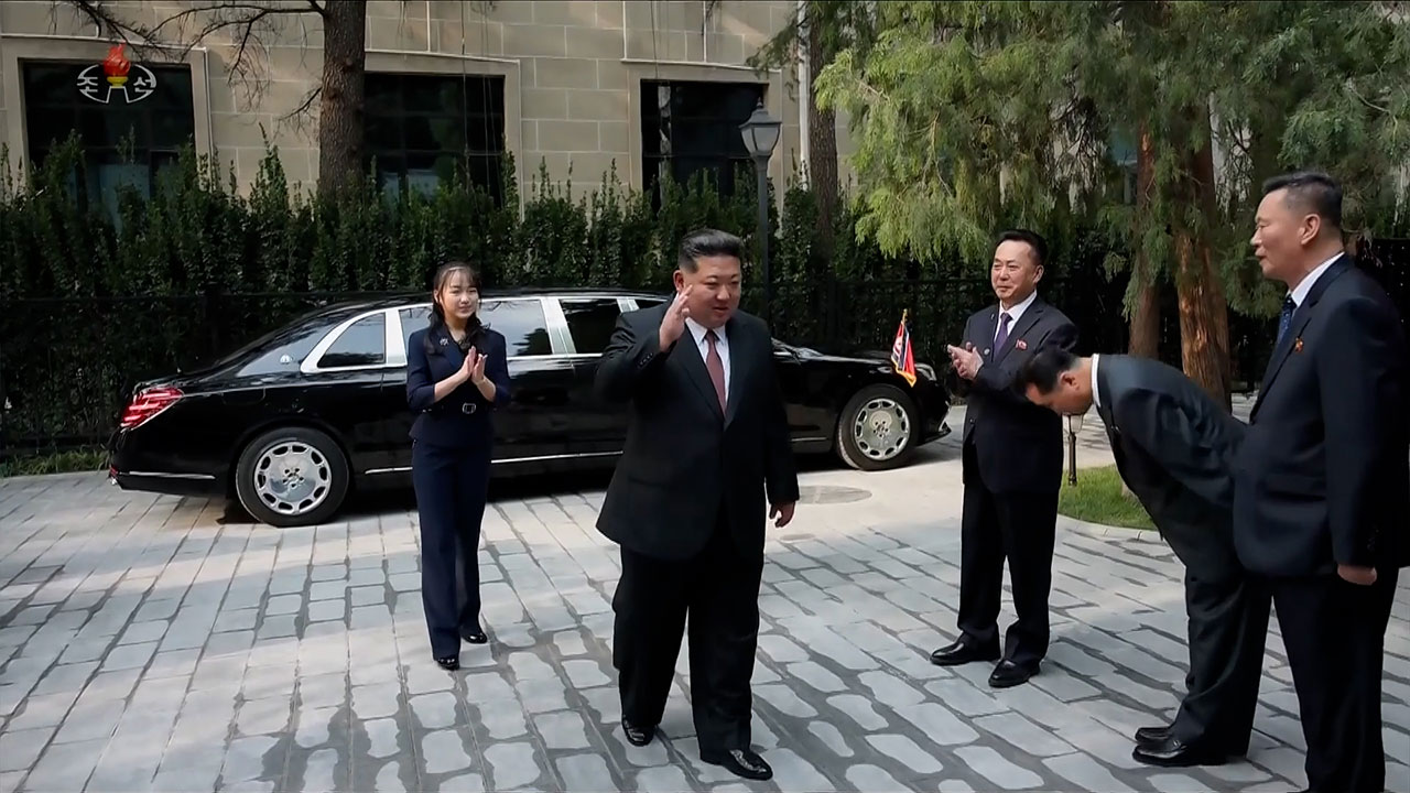 북한TV, 방중 기록영화 신속 방영‥주애 북한대사관 동행