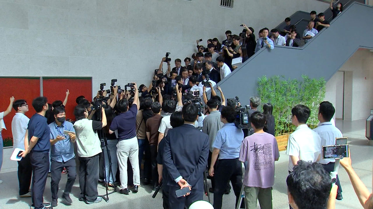 '8·15 망언' 김형석, 국회 찾았다 '봉변'‥"매국노, 사과하라"