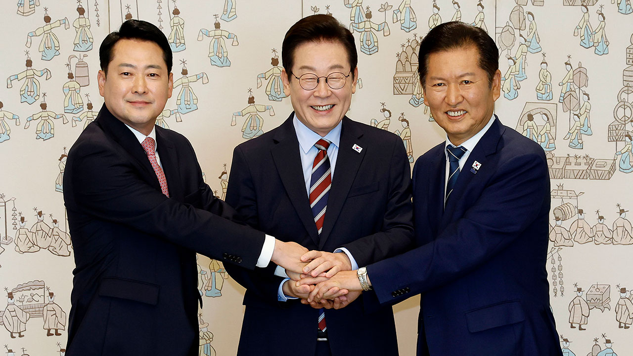 이 대통령 "야당 목소리 최대한 듣겠다"‥양당 대표 웃으며 악수