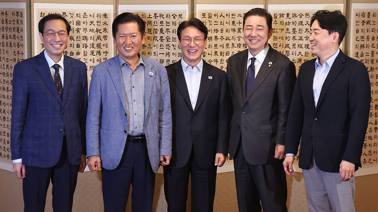 당정대 고위급 긴급 만찬회동‥여당 '투 톱' 웃으며 악수