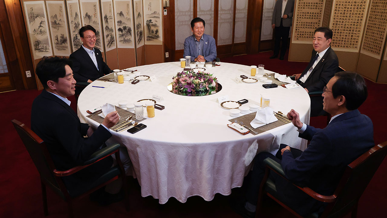 당정대 고위급 긴급 만찬회동‥여당 '투 톱' 웃으며 악수