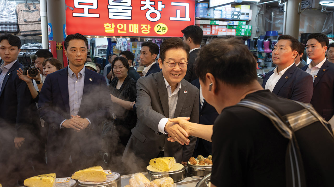 이 대통령, 경기 성남 현대시장 예고 없이 방문‥상인들 "체감 경기, 나아지고 있어"