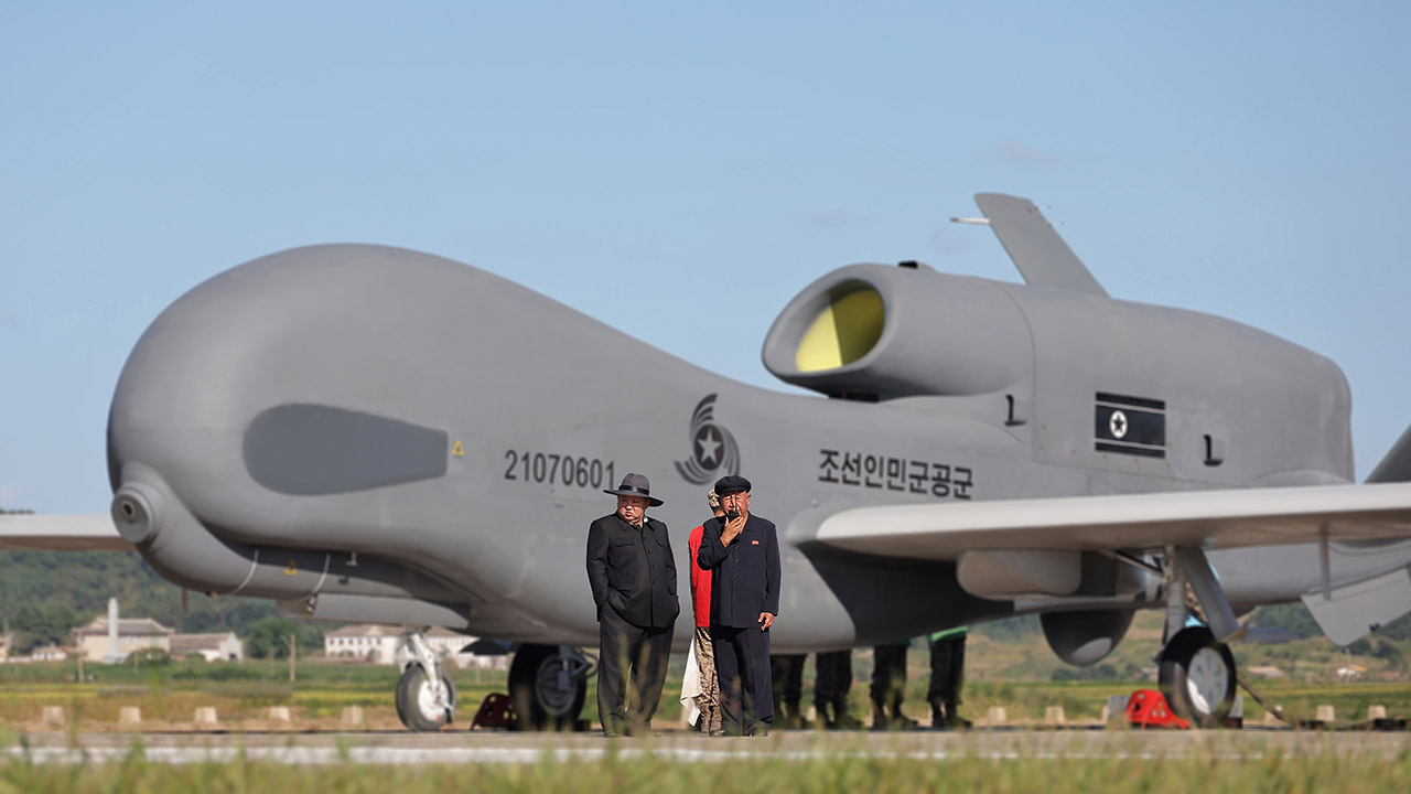 김정은, 자폭 무인공격기 성능 시험‥"AI 기술 급속 발전시켜야"